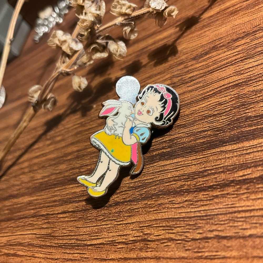 Baby Snow White Pin